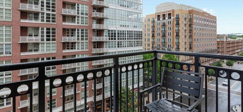 Stylish 2-bedroom suite in elite National Harbor with full resort amenities