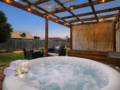 Family Escape with Big Backyard Sorell