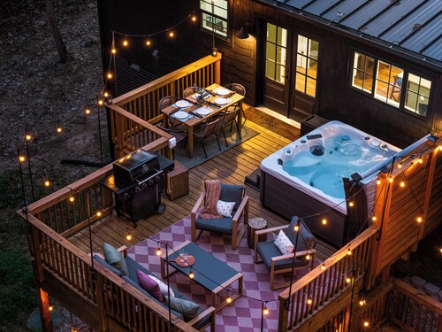 Secluded Luxury Cabin with Stargazing Dome + Hot Tub + Sauna + EV Charger