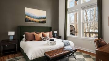 3 bedrooms, desk, iron/ironing board, travel crib