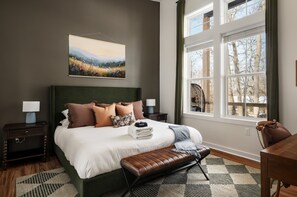 3 camere, una scrivania, ferro/asse da stiro, culla da viaggio