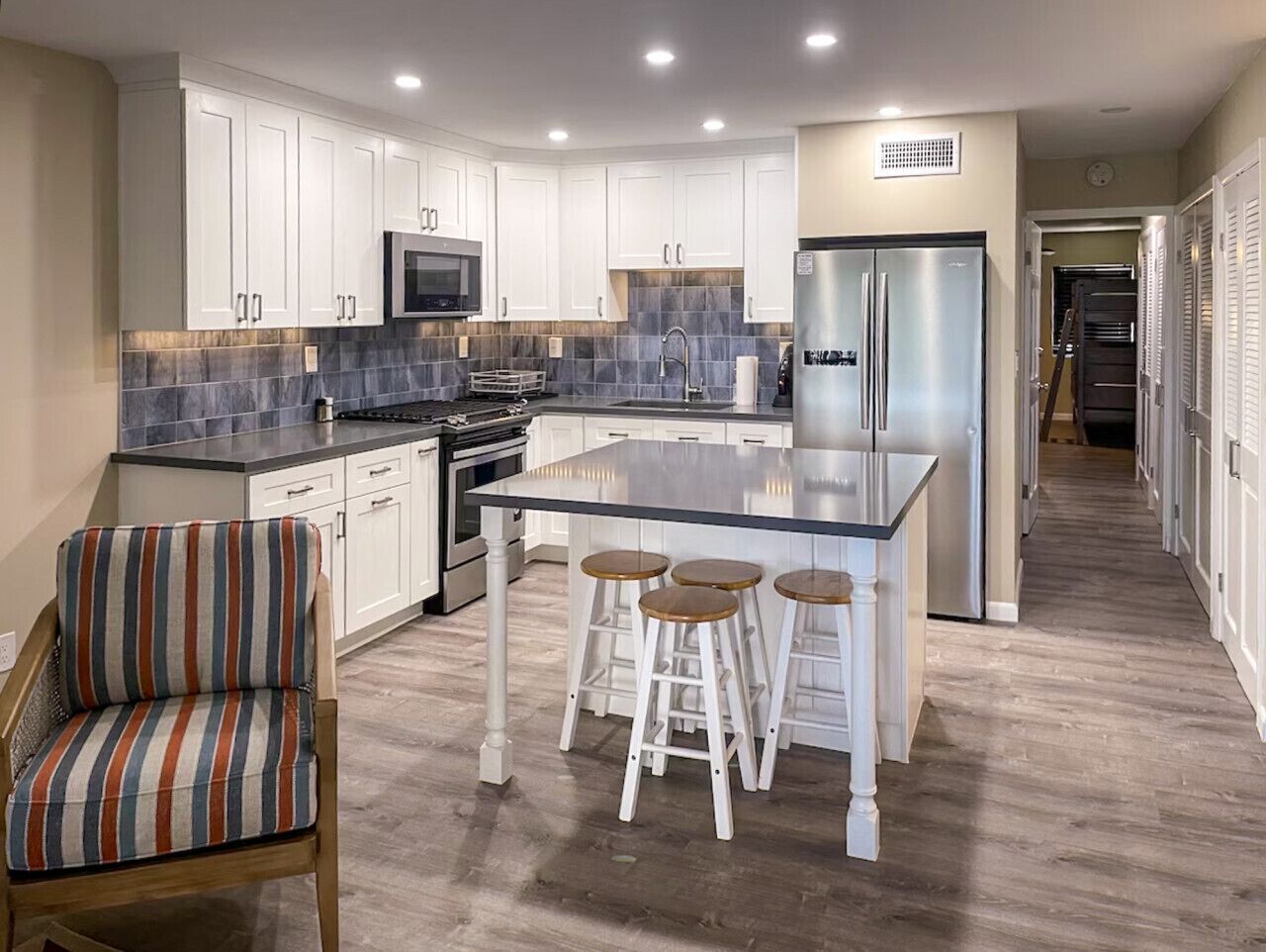 Réfrigérateur, micro-ondes, four, plaque de cuisson