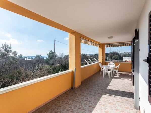 Outdoor dining - Cosy apartment for 6 guests with A/C, WIFI, TV, balcony and pets allowed (Morciano Di Leuca)