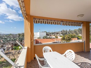 Outdoor dining - Cosy apartment for 6 guests with A/C, WIFI, TV, balcony and pets allowed (Morciano Di Leuca)