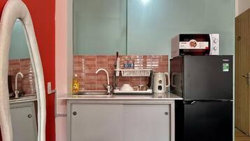 Minijääkaappi, mikroaaltouuni, liesi