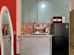 Mini-Kühlschrank, Mikrowelle, Herdplatte, Kochgeschirr/Geschirr/Besteck