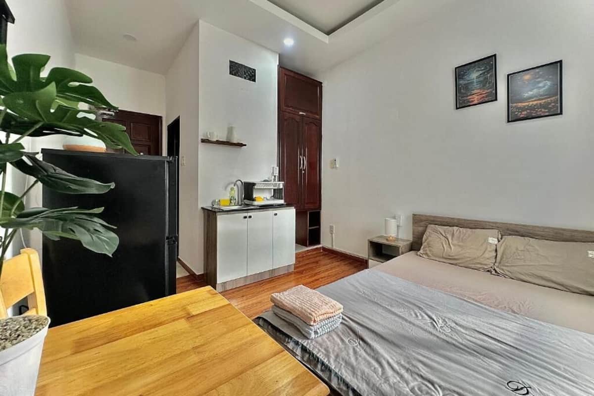 Studio, Stadtblick | Schreibtisch, laptopgeeigneter Arbeitsplatz, Verdunkelungsvorhänge