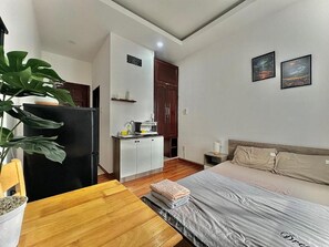 Studio, Stadtblick | Schreibtisch, laptopgeeigneter Arbeitsplatz, Verdunkelungsvorhänge