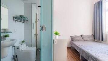 Ilmaiset hygieniatuotteet, hiustenkuivaaja, tohvelit, pyyhkeet