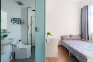 Kostenlose Toilettenartikel, Haartrockner, Hausschuhe, Handtücher