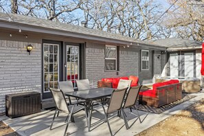 Outdoor dining - Modern Retreat with Hot Tub, Large Yard, Pet Friendly, Sleeps 12 (Fort Worth)