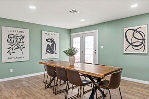Dining - Modern Retreat with Hot Tub, Large Yard, Pet Friendly, Sleeps 12 (Fort Worth)