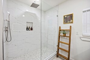 Shower, hair dryer, towels, soap - Modern Retreat with Hot Tub, Large Yard, Pet Friendly, Sleeps 12 (Fort Worth)