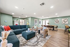 Smart TV - Modern Retreat with Hot Tub, Large Yard, Pet Friendly, Sleeps 12 (Fort Worth)