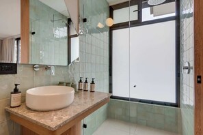 Shower, shampoo - Deluxe Nomad Pad In Granada | Walk Anywhere | 302 (Cali)