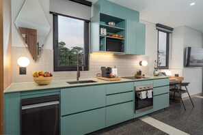 Jääkaappi, mikroaaltouuni, uuni, liesi