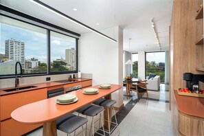 Fridge, microwave, oven, stovetop - Deluxe 3-Bed Penthouse • Balcony • Granada | 501 (Cali)