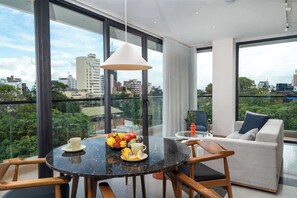 Interior - Deluxe 3-Bed Penthouse • Balcony • Granada | 501 (Cali)