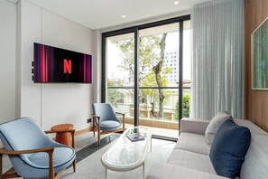 TV, offices - Deluxe 3-Bed • King Bed • Granada Gastronomy | 205 (Cali)