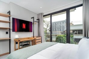 3 bedrooms, desk, iron/ironing board, travel cot - Deluxe 3-Bed • King Bed • Granada Gastronomy | 205 (Cali)