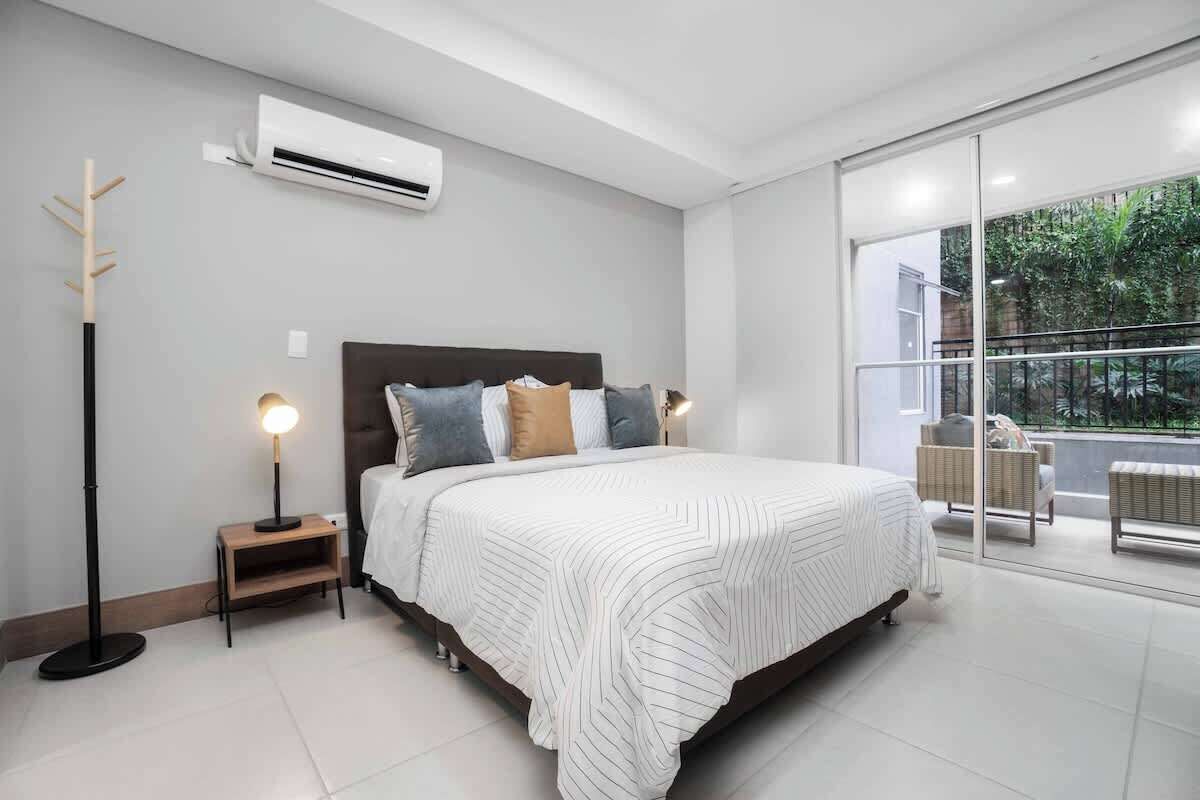 1 habitación, escritorio, tabla de planchar con plancha y cuna de viaje 