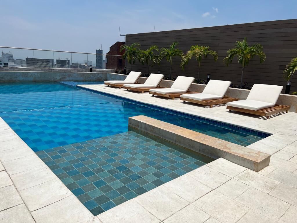 Una piscina al aire libre