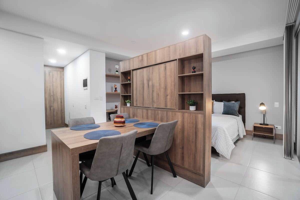 1 habitación, escritorio, tabla de planchar con plancha y cuna de viaje 