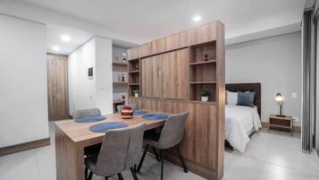 1 habitación, escritorio, tabla de planchar con plancha y cuna de viaje