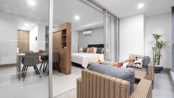 1 habitación, escritorio, tabla de planchar con plancha y cuna de viaje