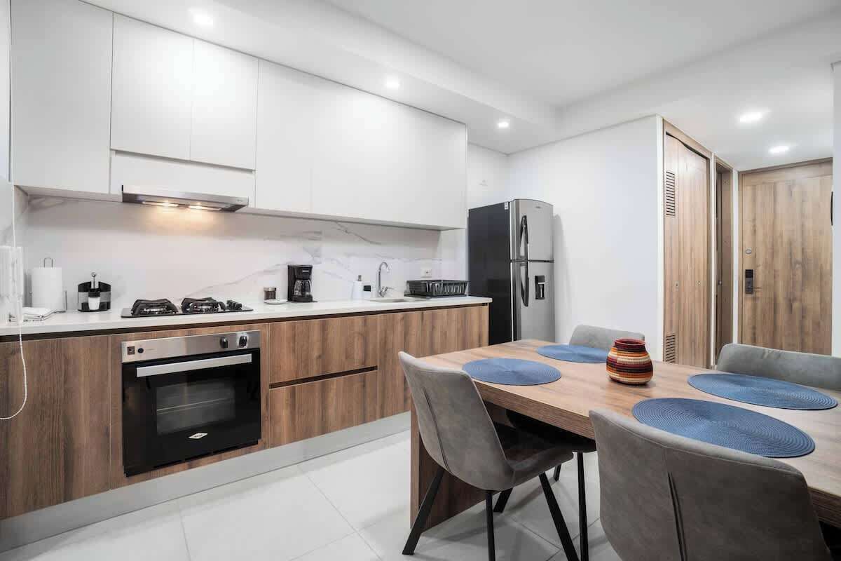 Kühlschrank, Mikrowelle, Ofen, Herdplatte