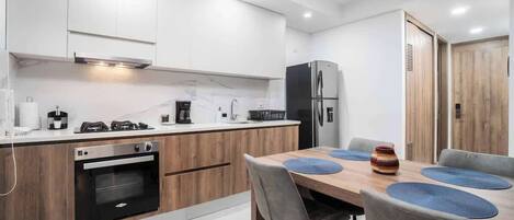 Kühlschrank, Mikrowelle, Ofen, Herdplatte