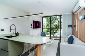 TV, offices - Deluxe 3-Bed Beauty In Gastronomic Granada | 304 (Cali)