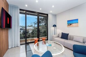 TV, offices - Deluxe 2-Bed/2-Bath | A+ Location In Granada | 301 (Cali)