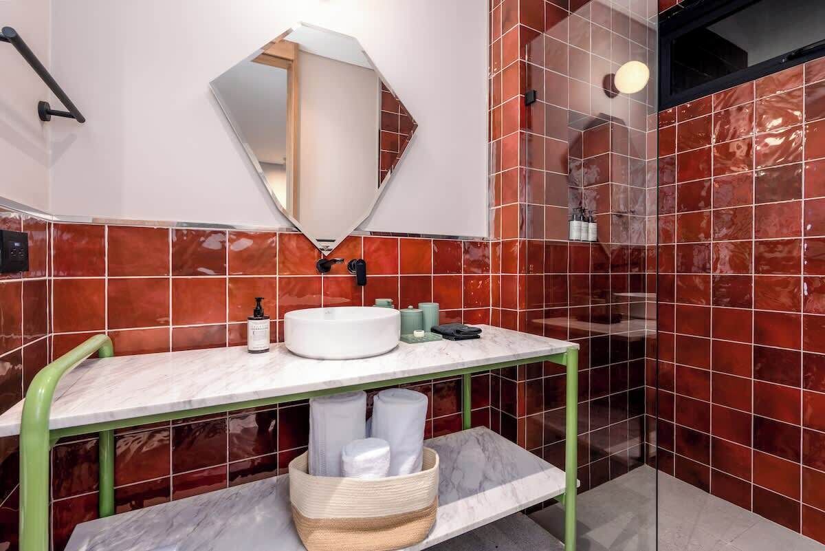 Shower, hair dryer, shampoo