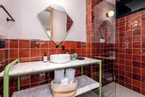 Shower, hair dryer, shampoo - Deluxe 2-Bed/2-Bath | A+ Location In Granada | 301 (Cali)