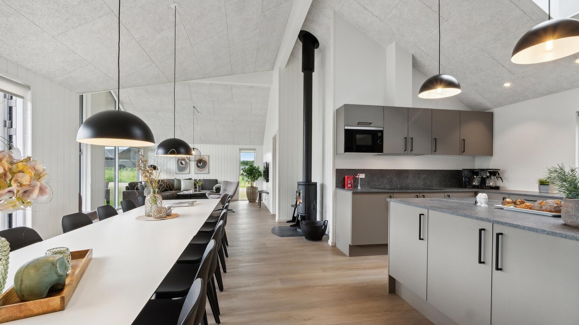 Refrigerador, horno, parrilla de estufa y cafetera y tetera 