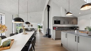 Refrigerador, horno, parrilla de estufa y cafetera y tetera 