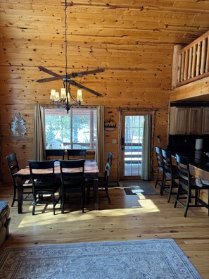 Dining - Yellowstone Trailside Retreat Sleeps 8. Only 25 Minutes to West Yellowstone (Island Park)