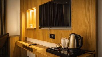 Dobbelt- eller tomannsrom – business | Memory foam-senger, minibar, skrivebord og skrivebord for bærbar PC