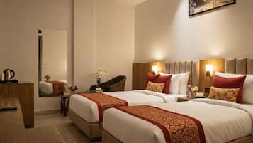 Business Double or Twin Room | Memory-foam beds, minibar, desk, laptop workspace