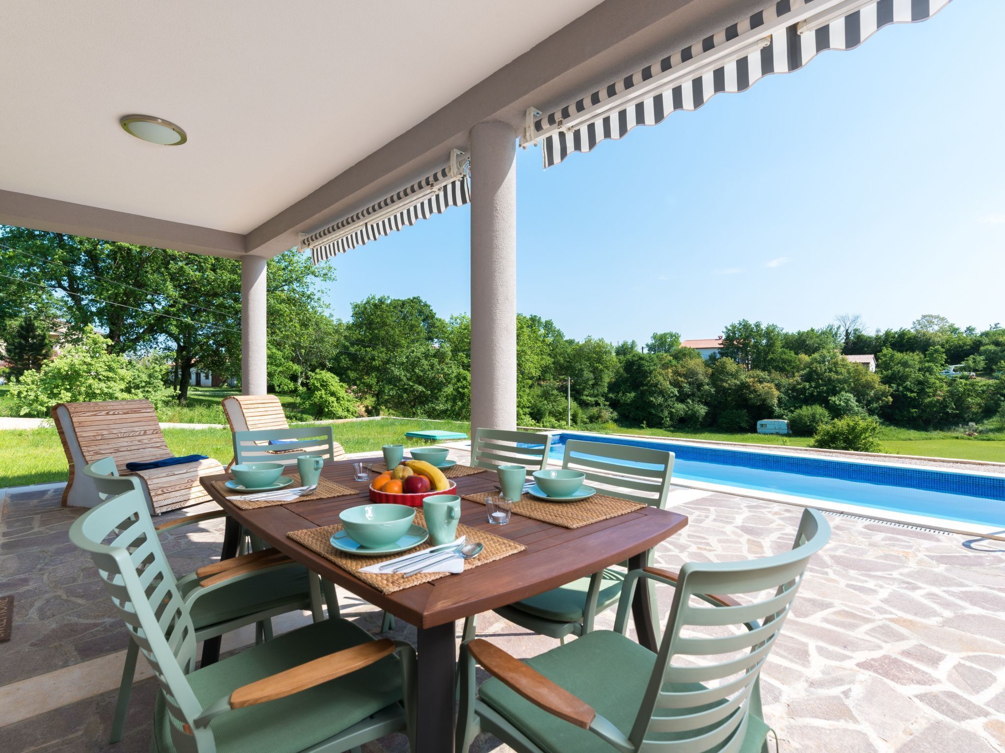 屋外ダイニングエリア