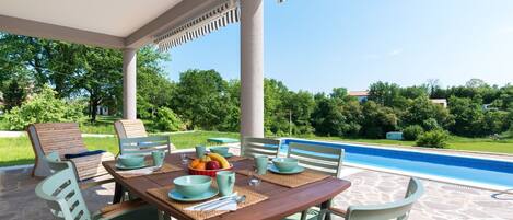 屋外ダイニングエリア