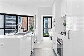 Fridge, microwave, oven, stovetop - Modern Skytower Stay with Pool & Gym (Brisbane City)