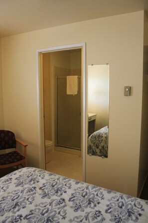 Comfort Double Room, Ensuite, Ocean View (Queen Room Oceanview) | Bathroom - The Orca Inn (Alert Bay)
