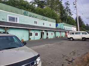 Exterior - The Orca Inn (Alert Bay)