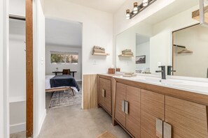 Desk, iron/ironing board, travel cot, WiFi - Modern Desert Escape/Sleeps up to 8/Pool & Hot Tub (Fountain Hills)