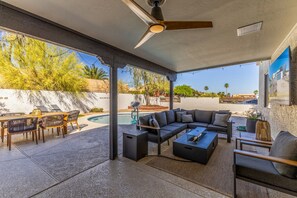 Outdoor dining - Modern Desert Escape/Sleeps up to 8/Pool & Hot Tub (Fountain Hills)