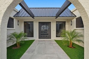 Exterior detail - Modern Desert Escape/Sleeps up to 8/Pool & Hot Tub (Fountain Hills)
