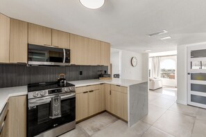 Fridge, microwave, oven, stovetop - Modern Desert Escape/Sleeps up to 8/Pool & Hot Tub (Fountain Hills)