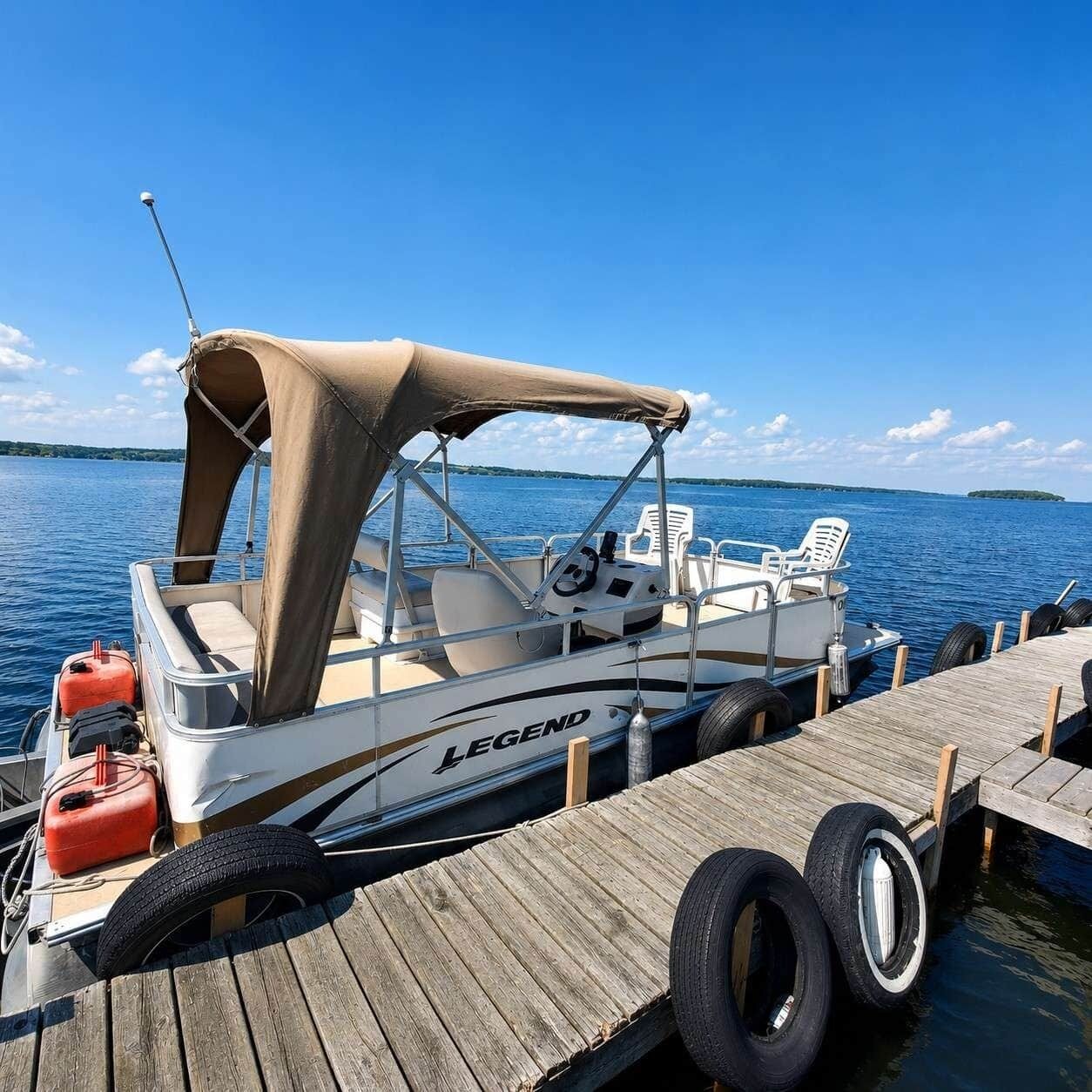 Un bateau baptisé « LEGEND » était amarré à un quai en bois, d’où l’on pouvait admirer la vue sur l’eau et le paysage lointain.